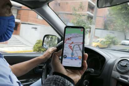 Tecnología. Los conductores utilizan las aplicaciones de movilidad para buscar rutas alternas, para conocer el estado de las vías  y tratar de llegar a tiempo.
