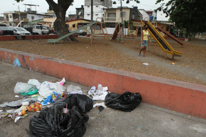 La carros recolectores se llevan la basura en la noche, pero algunos vecinos vuelven a depositar los desechos luego de que el camión ha cumplido su recorrido.