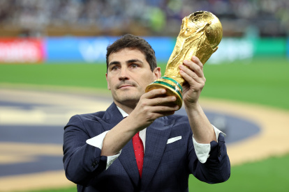 El exportero de la selección española de fútbol Iker Casillas sostiene el trofeo del Mundial de fútbol antes de la final del Mundial de Qatar 2022.