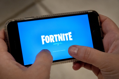 Imagen de archivo de una persona juega Fortnite en un iPhone en Miami, Florida, EE. UU.