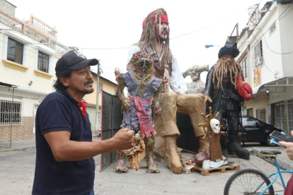 Los artesanos trabajan en algunos monigotes que todavía no están culminados