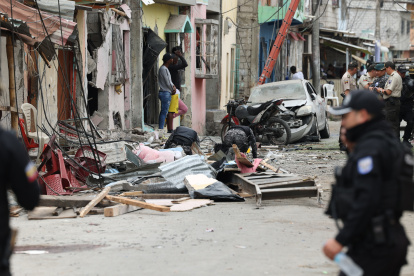 La luz del nuevo día, aquel domingo 14 de agosto, descubrió  la magnitud del atentado que afectó al barrio Cristo del Consuelo, al sur de Guayaquil. Tres personas fallecieron al instante en el lugar y otras dos en el hospital.