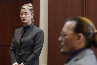 Archivo, los actores Amber Heard y Johnny Depp, en la Corte en Virginia (EEUU), el 16 de mayo de 2022.