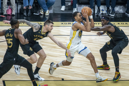 Jordan Poole, basquetbolista de los  Warriors, brilló al marcar 43 puntos en el triunfo frente a Toronto Raptors.