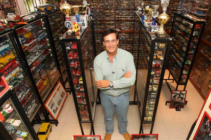 Goldvarg con los dos certificados de sus récords Guinnes y su colección.