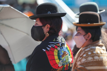 Labor.- Mujeres aimaras artesanas que trabajan en Bolivia.