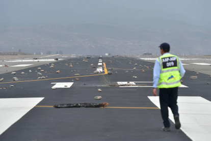 Fotografía de archivo que muestra los escombros y piedras que obstaculizan una pista de aterrizaje del aeropuerto Alfredo Rodríguez Ballón, durante una protesta, en la ciudad de Arequipa (Perú).