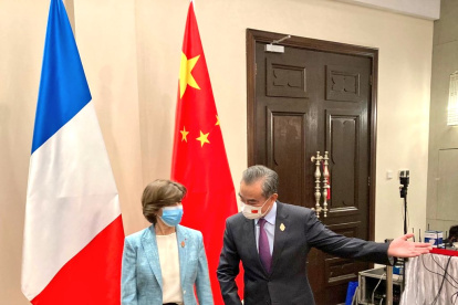 La ministra de Exteriores francesa, Catherine Colonna y su homólogo chino, Wang Yi.