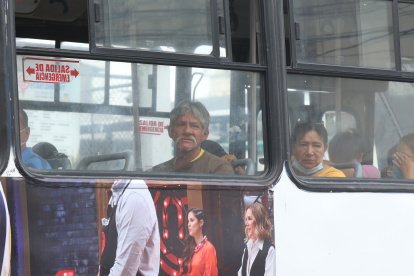 Las personas circulan en los buses sin mascarillas