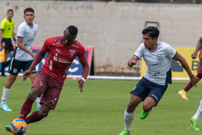José Angulo anotó uno de los dos goles en el segundo encuentro comprobatorio.