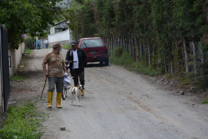 Esquivar. Los carros se dañan con frecuencia y los que usan bicicleta prefieren caminar.