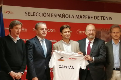 David Ferrer, junto a todas las autoridades del tenis de España.