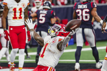 Chiefs celebran tras vencer 24-30 a los Texans de Houston el fin de semana.