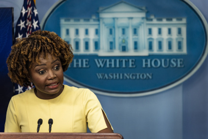 La secretaria de Prensa de la Casa Blanca, Karine Jean-Pierre, habla durante la rueda de prensa diaria en la Casa Blanca en Washington, el 19 de diciembre de 2022