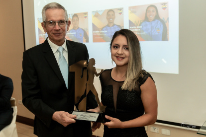 Glenda recibió de manos del vicepresidente del COE, Rubén Navia, el premio.