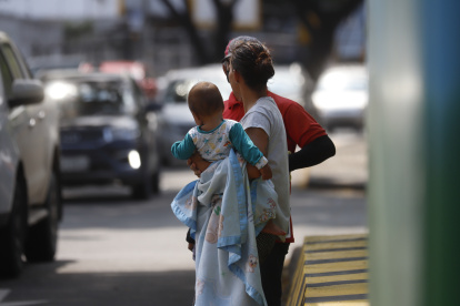 Migración. Ciudadanos venezolanos, en una calle de Guayaquil.