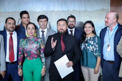 Propuesta. Los compañeros de bancada, junto al legislador Jorge Pinto.
