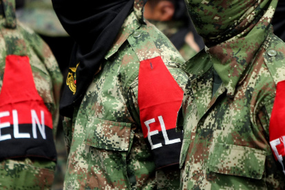 Vista de guerrilleros portando la insignia del Ejército de Liberación Nacional (ELN), en una fotografía de archivo. EFE/Christian Escobar Mora