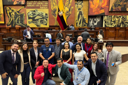Registro. Legisladores que acudieron al pleno de la Asamblea registraron su presencia con una foto, tras no instalarse la sesión por la ausencia de sus colegas.