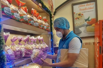 Control. Técnicos revisan la caducidad de la oferta.