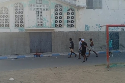 Esmeraldas. La sangre de Jhonny ‘pintó’ parte de la entrada de la iglesia. Agentes cumplen investigaciones.