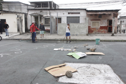 Guayaquil. Ayer varias personas limpiaban el área del tiroteo.