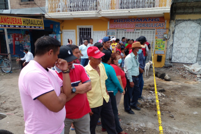 Palestina. Moradores observan el levantamiento de indicios.