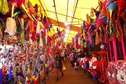 Pistas. Las piñatas han ganado espacios en el mercado de Jamaica, conocido por su enorme oferta de flores.