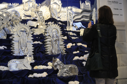 Muestra. Una visitante observa el gran nacimiento de hojalata repujada.