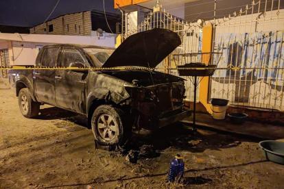 El 18 de octubre pasado, el candidato a la Alcaldía de Esmeraldas, Frickson Erazo, sufrió un atentado en los exteriores de su casa, su camioneta fue incinerada. Ocho días después, se disparó contra su vivienda en horas de la madrugada y también detonaron un artefacto explosivo.