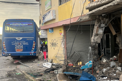 Efectivos de la AMT indicaron que se trató del estrellamiento del vehículo contra la vereda y varias viviendas.