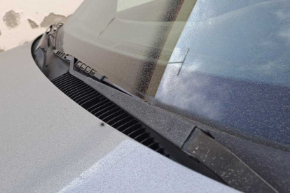 Leve capa de ceniza en una vehículo del sur de Quito.