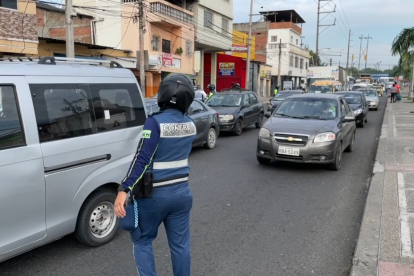 Acción. Un agente de tránsito dirigiendo el tránsito.