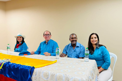 El pasado 17 de diciembre un grupo de candidatos participaron en un conversatorio en Manabí llevando camisetas con colores similiares a los de Revolución Ciudadana.