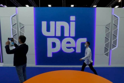 Compañía.- Personas caminan al pie de la planta de Uniper.