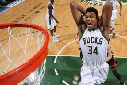 Giannis Antetokounmpo firmó su decimoséptimo doble doble del año, con 42 puntos y diez rebotes.