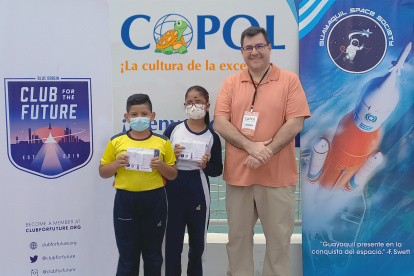 Doménica Párraga y Santiago Rodríguez fueron los estudiantes encargados de entregar los mensajes.