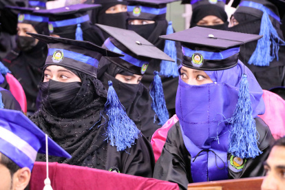 Jóvenes afganas asisten a una ceremonia de graduación en la Universidad Benawa en Kandahar, en Afganistán, el 17 de marzo de 2022.
