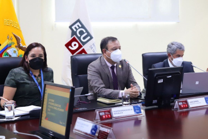 El ministro del Interior, Juan Zapata (c), preside el Comité de Operaciones de Emergencia Nacional