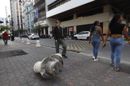 En Víctor Manuel Rendón y Córdova los bolardos se encuentran destrozados en el pavimento..