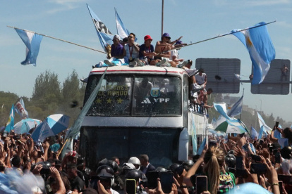 Los jugadores sintieron en cariño de los hinchas durante la caravana del triunfo.