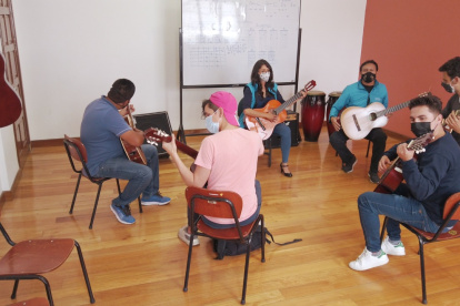 Departir. En una de sus clases, los chicos se distraen haciendo música.