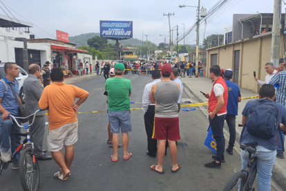 En plena caminata fue sorprendido por sujetos en moto. Ocurrió en una zona dinámica de la capital manabita.