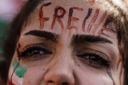magen de archivo de una manifestante, con la palabra libertad en alemán escrito en el rosto, se solidariza en las calles de Berlín con las mujeres iraníes tras la muerte de la joven Mahsa Amini