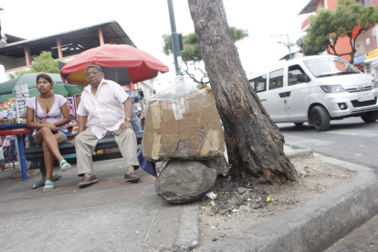 Hallazgo. Quienes habitan y trabajan en esta zona comercial de Pascuales se encuentran con recelo.