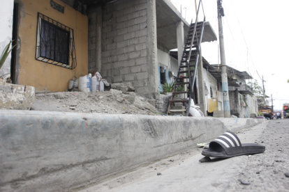 Guayaquil. Una zapatilla, que pertenecería al joven, quedó en el sitio.