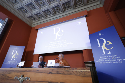 Madrid. El director de la RAE y presidente de la ASALE, Santiago Muñoz Machado (i), y la directora de la 24.ª edición del Diccionario de la Lengua Española (DLE), la académica Paz Battaner.