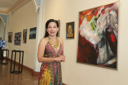 Propuesta. María Verónica León, posa junto a su obra que se expone en una de las salas de un edificio patrimonial en el Parque Histórico.