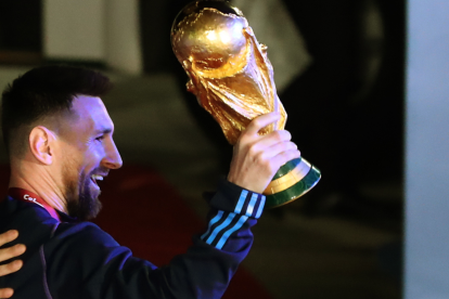 Messi con la Copa del Mundial de fútbol.