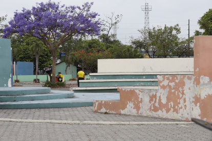 Atención. Así lucen de despintadas las paredes y gradas.